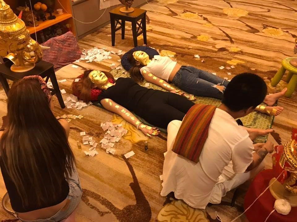 阿赞碰师父为善信进行贴108金箔法事,信徒过后就会好运连连。