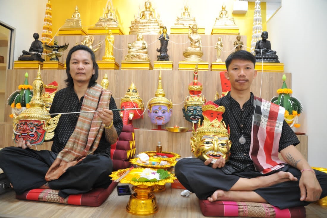 阿赞碰(左)和阿赞高(右)来马为信徒免费看面相和手相,善信踊跃参与,给予很高的评价及回响。