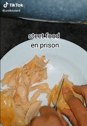 视频中的食材都是从食堂购买的,厨具虽然不全可是充分发挥了上有政策下有对策的精神:没有菜刀就用叉子或者小刀代替,没有压面机就用小刀一条条地切下来。