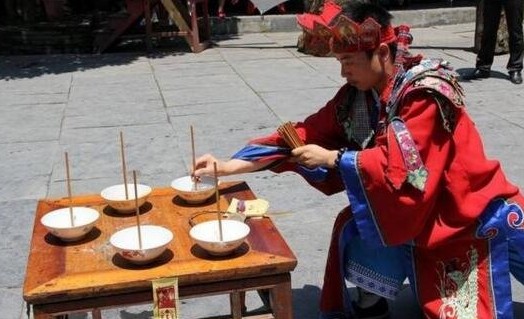 中国一些乡镇很多老一辈的人在面对宝宝哭闹不休或是高烧不退的时候,就会用“立筷子”的方法。如果喊到缠着宝宝的“东西”的名字筷子就会自动立起来,这样才能将邪祟送走。