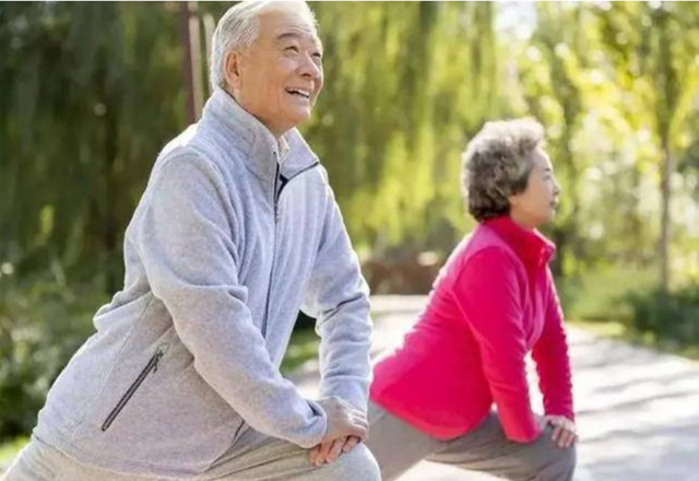 50岁之后，要每天坚持适当运动增强全身的血液循环，才能加速新陈代谢效率助延缓衰老。