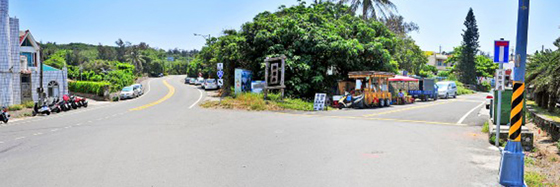 两条路汇聚成一条双岔路口,形成俗称“剪刀煞”。