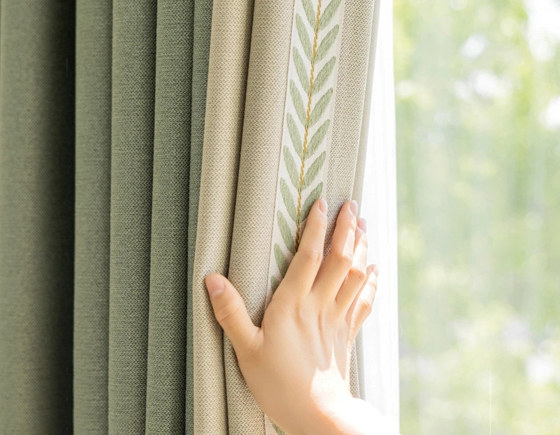 厚重的窗帘有隔音作用，可以减少噪音造成心绪受扰的问题。