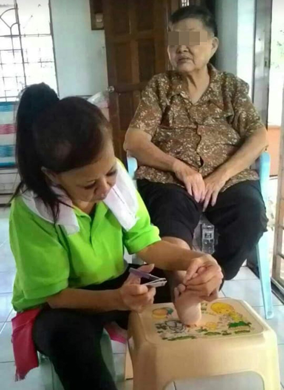 慈善不仅仅是捐钱,陪伴及让他们感受关怀,也是另一种形式的献暖。
