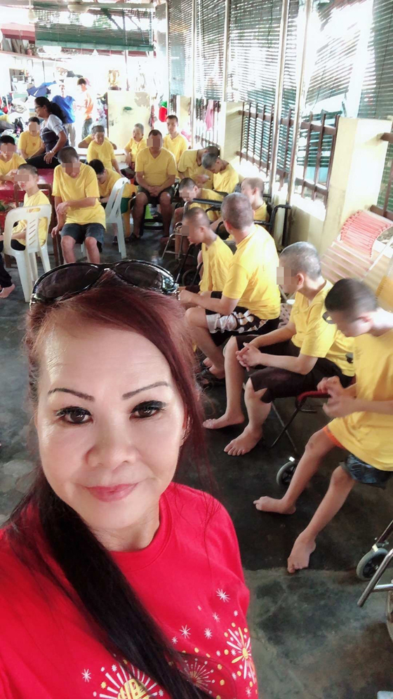 冯美丽多年来一直坚持参加慈善助人活动,分享爱与关怀。