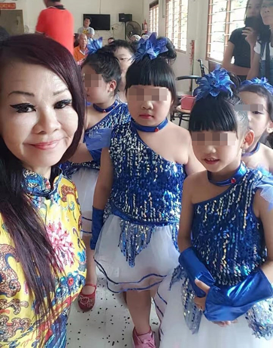 带领一群舞艺精湛的孩子们到老人院演出,给老人增添欢乐。
