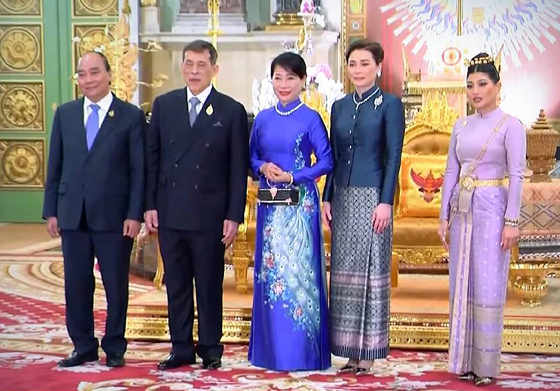思蕊梵公主(右一)在王室中的地位不断上升,甚至接替她的姐姐帕公主原本负责的公务,陪同泰王(左二)会见了一些外国贵宾。