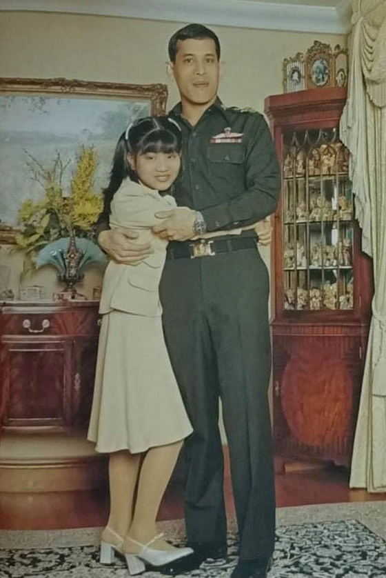 从小与妈妈哥哥分离,但思蕊梵公主因生活在泰王身边,受到的宠爱也没少。