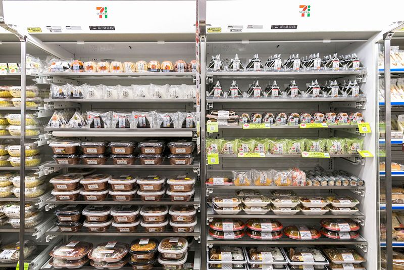 很多上班族也会到便利店购买三明治、饭团等食物当作早餐。