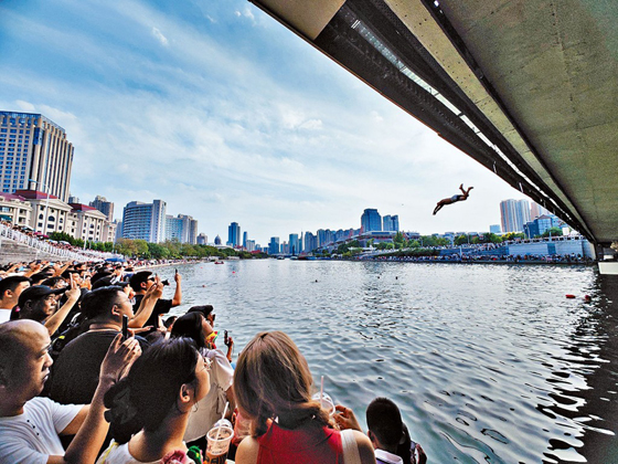 天津大爷花样百出的跳水英姿，吸引大批网民来拍照打卡。