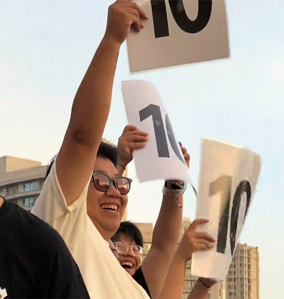 还有“好事者”掏出事先准备好的打分牌,自发为大爷们打出“10分”,令现场气氛嗨到高潮。
