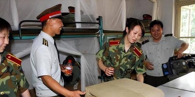 2010年,白杨通过了武警政治部,体工大队的特招,成为了一名军人。