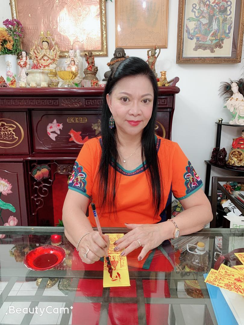 妙婵师太画解降符,再配合念过经的解降水,双管齐下阻退Sally的癫狂降。