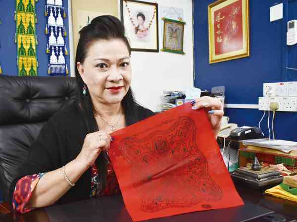 妙婵师太采用这张和合符,为Jeffery施展复情复婚法,让他的“前妻”回心转意。