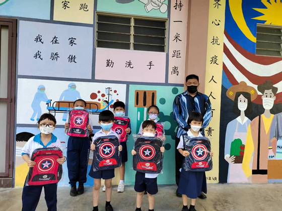 赞助300个书包给芙蓉县31所学校。