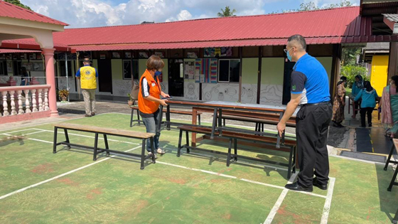 与芙蓉中央狮子会联合赞助食堂桌椅、面包给淡米尔小学。