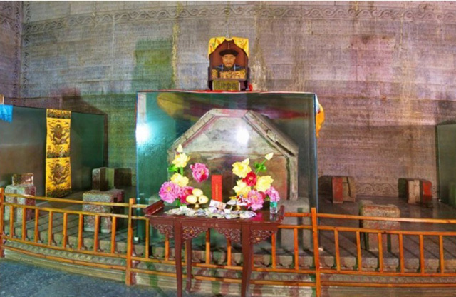 乾隆皇帝棺椁,这个地方本来停放着六具棺椁,即乾隆皇帝与孝贤、孝仪两位皇后,慧贤、哲悯、淑嘉三位皇贵妃,可现在只看到四具棺椁,其他两具不翼而飞,想必是当年东陵盗宝被毁。