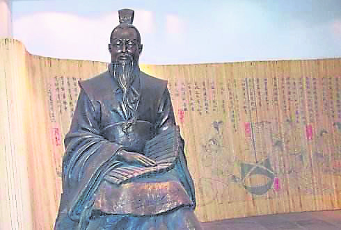 刘安是中国豆腐的创始人，在其熬制丹药时，无意间用黄豆，盐卤做成了水豆腐。
