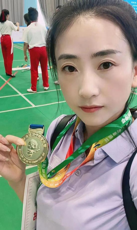 少年时在赛场上的闪耀成绩,在如今的张含亮看来,却是“争强好胜,不懂武术”。