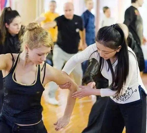 如今贵为武术教练的张含亮,学生来自世界各地,可谓桃李满天下。