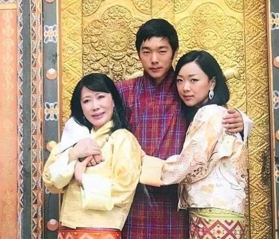 大王后的儿子吉格耶(中)似乎对王位没什么想法,为人也非常低调,甚少在公众场合露面。