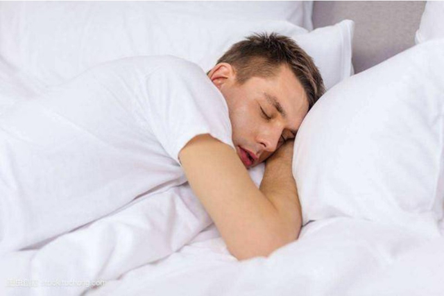 睡觉时不想被夜尿频繁打扰睡眠,除了入睡前减少喝水,不妨睡前冲个热水澡。