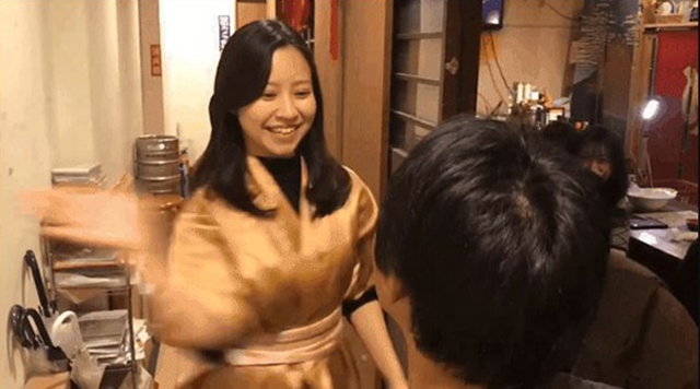 女店员通常会先将玉掌隔空放置在客人脸颊上方几厘米进行定位,再用手臂力量带动手掌发力,顺着轨迹,挥出坚定又精准的一击。