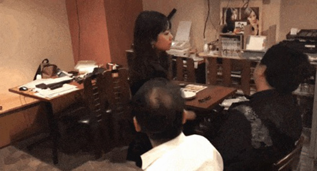 女店员打了左边顾客耳光,再接下来打右边顾客耳光。