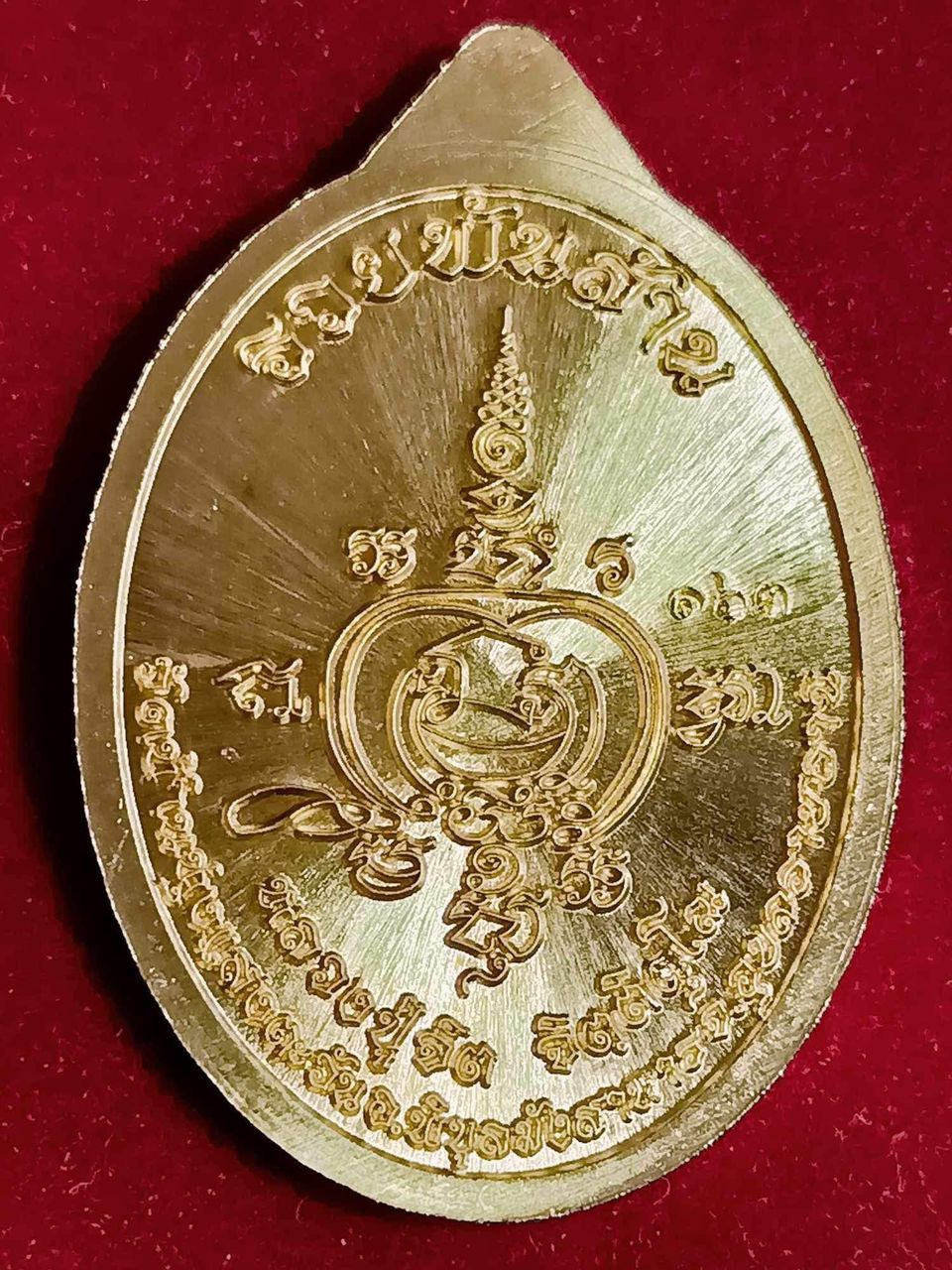 龙婆吉第三款佛牌,犹如金币闪闪发光。