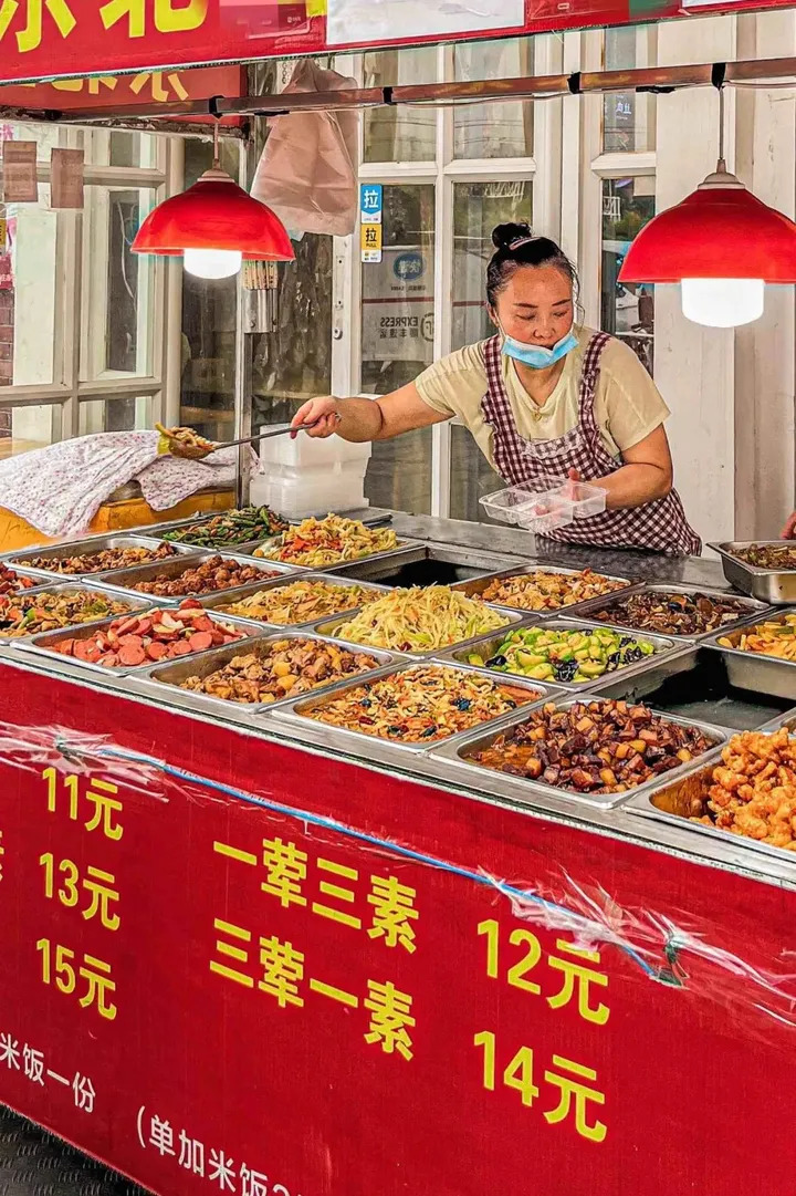 食物成本不高,人力成本节省下来,造就东北盒饭的价廉物美。