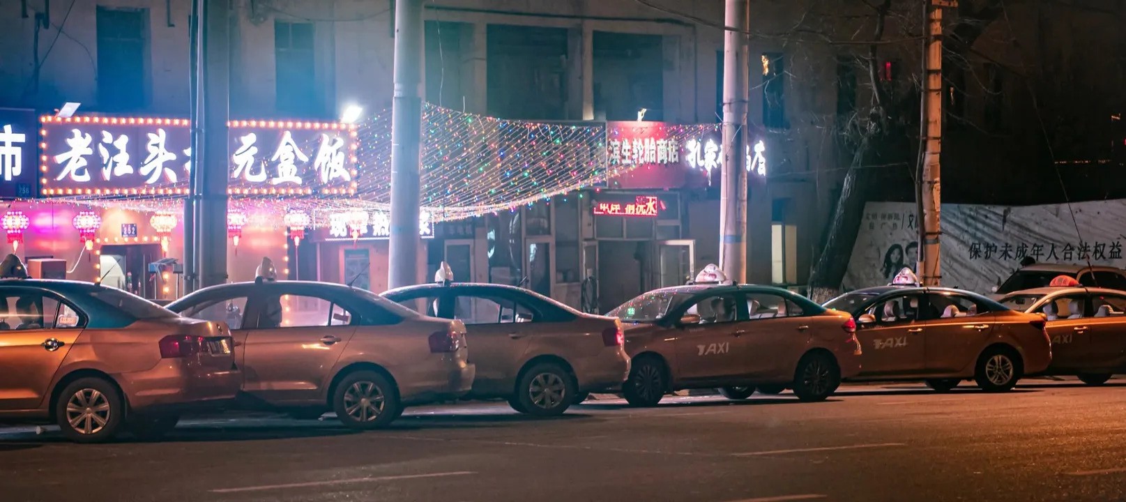 每逢到了吃饭的时间,“盒饭一条街”一定都会有满满的德士,不是为了载客,而是司机们都爱到这里吃饭。