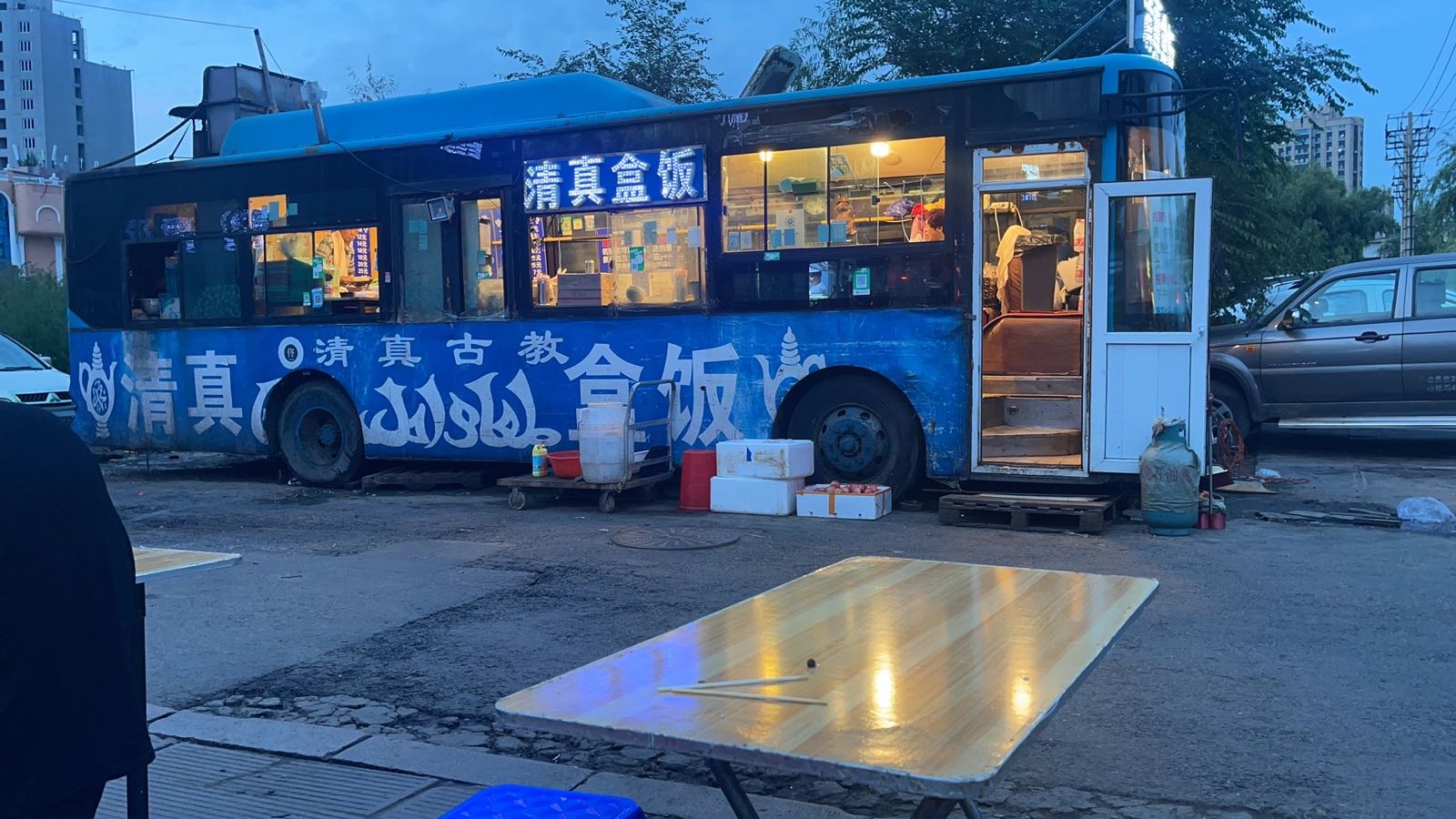 废弃巴士改造的盒饭店,也是哈尔滨的文化特色。