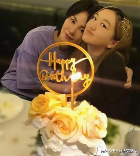 因为父母在心灵上给予足够的爱和自信,让李嫣对自己曾有过的缺陷毫不自卑。