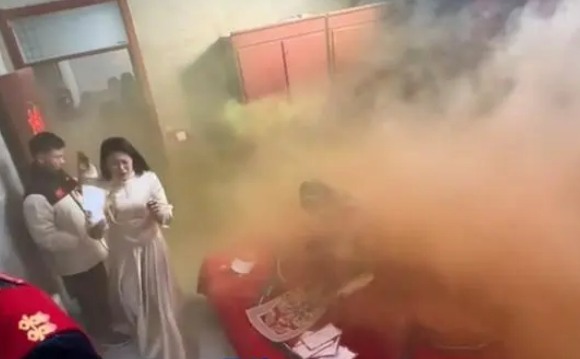 新娘被烟雾弹的刺鼻烟霾熏得干呕。