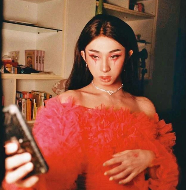 哈利喜欢穿女装,难得的是庾澄庆和伊能静都表态支持。