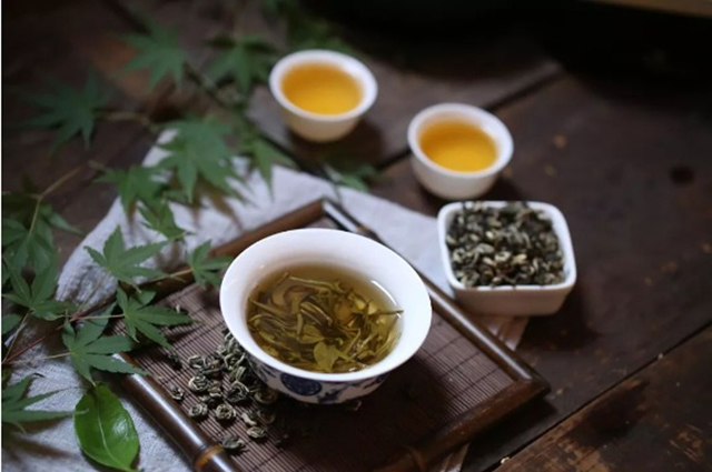 小桥流水,丝竹于耳,亭前听昆曲,雪中泛太湖,啸聚同好。一席茶,一池荷,薰香迟暮,花馔青灯……这些似乎是古人雅致生活的轮廓。