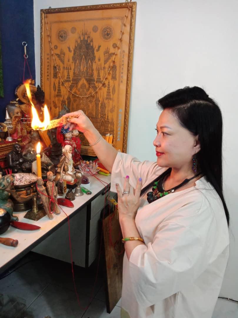 妙婵师太透露,不管你在哪里都有可能会中降头,最重要是不要轻易得罪人,如果不幸被施降了,不妨抱著一试的态度找正统师父求助化解。