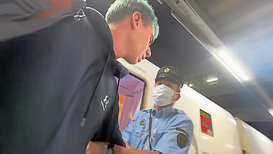 搭日本火车逃票,下车被车长发现。