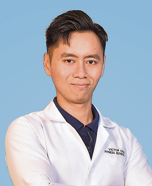 健身营养师兼教练赵智豪(Victor) ·食品科学与营养学学士学位 ·食品科学与企业管理硕士学位 ·马来西亚营养师协会 (NSM) 注册永久会员 ·V.C.STYLE Health and Fitness 健身营养顾问 ·THE ABS BALL 和 THE ABS SPREAD 健身小吃创办人 ·专业于营养健身演讲、视频拍摄、健身饮食和运动监督与指导 