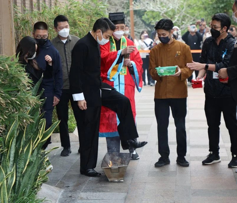 刘德华送别亡父 5