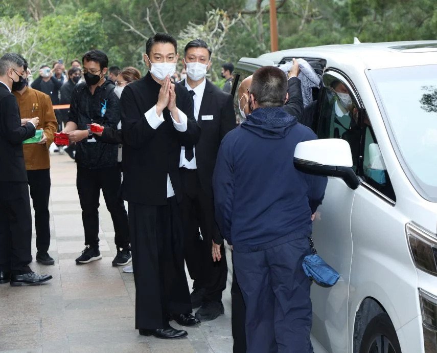 刘德华送别亡父 7