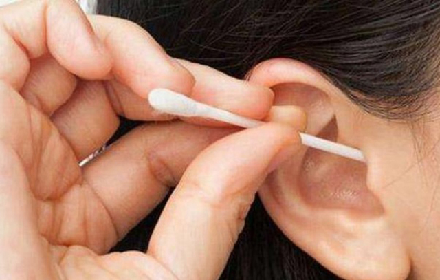 如果耳朵内隐隐发痒，可以通过轻轻按揉耳朵或按压耳屏，进行止痒，不可用未消毒的硬物掏耳朵。