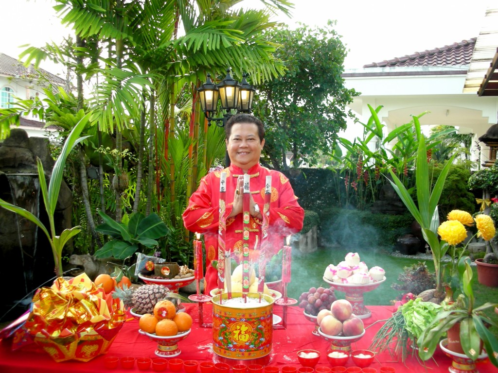 接财神是新年最重要的习俗活动之一,谭师父特别授招“龙年求福求富”秘诀,一整年都财源滚滚。