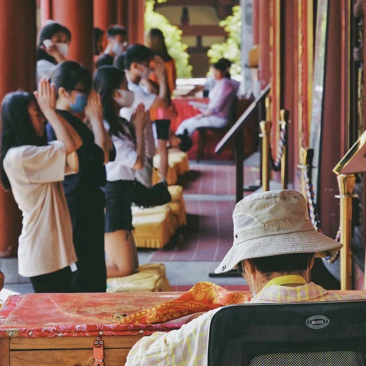 寺庙成为现代年轻人短期出游的热门景点之一。
