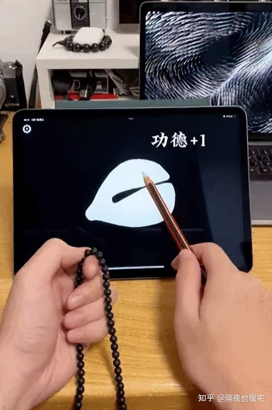 年轻人认为敲击电子木鱼,能够让心灵得到“救赎”。