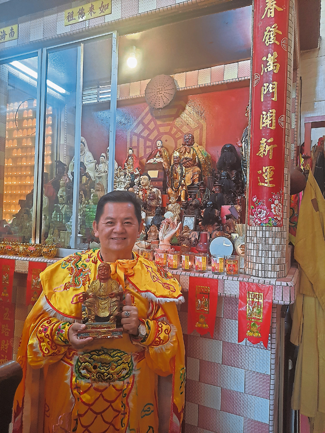 郑家佑师父和王大元帅结缘,是因父亲脚部问题而求助王大元帅,也同时见证了神迹。