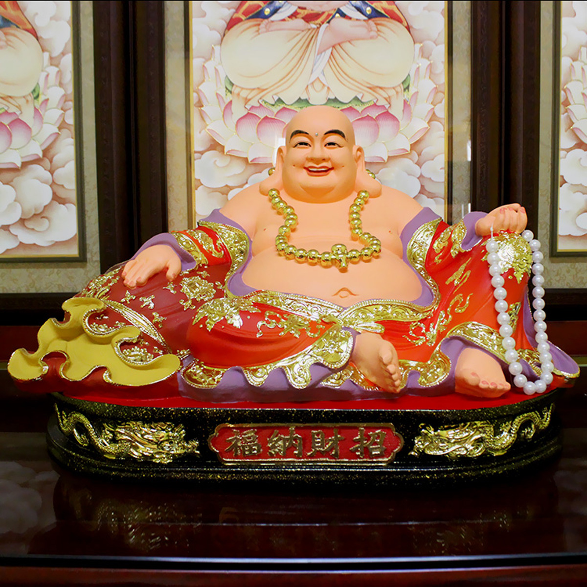 由于弥勒佛总是一副笑口常开的尊容,所以常被老百姓视为吉祥的象征。