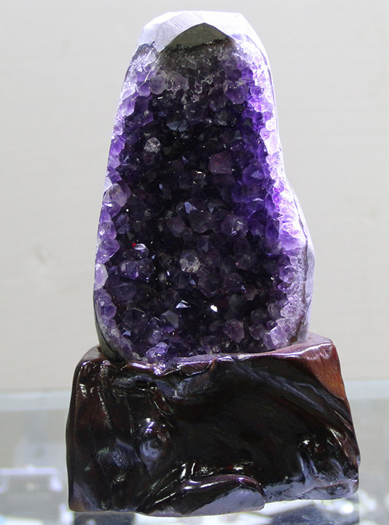 在福源位摆放紫色水晶山，主智慧和聚财功效。