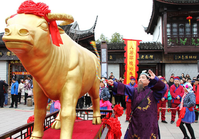 “好女不观灯、好男不鞭春”是古人为我们留下的一条俗语。