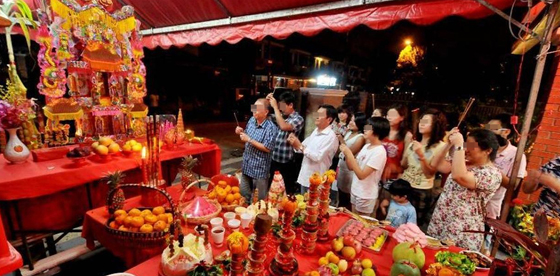 在大年初九的天公诞,在家中准备祭品拜天公,或到庙宇祈求新的一年万事顺利。
